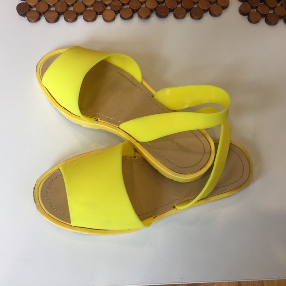 Very cute yellow slip-on sandals! - Picture 2 of 3